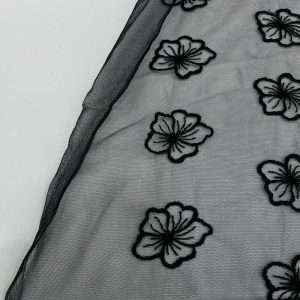 تل مطرز بالورد