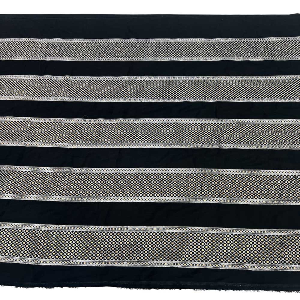 كتان مطرز بالخيوط مع إضافة الترتر كتان مطرز