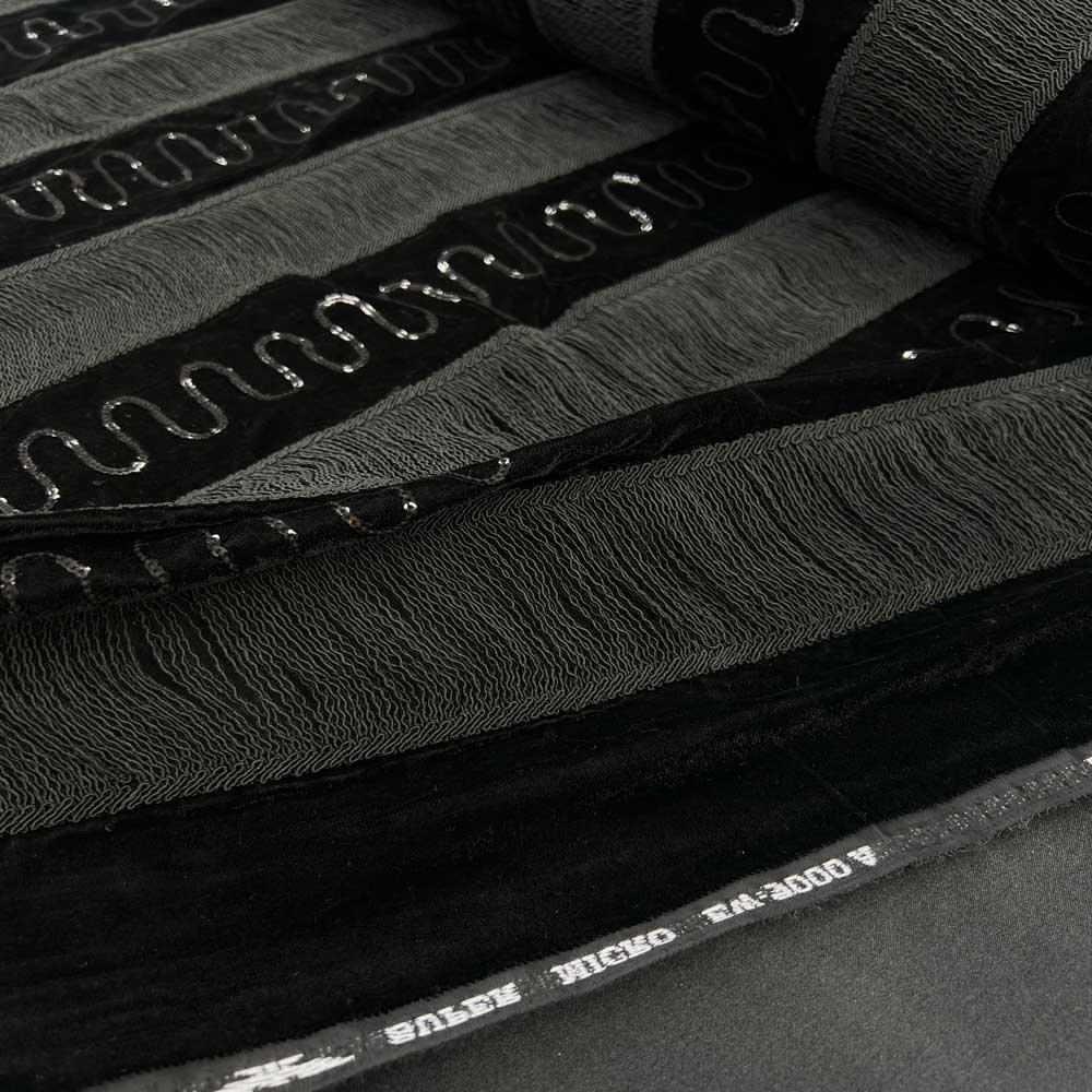 مخمل مطرز ومقلم بخيوط القيطان مخمل